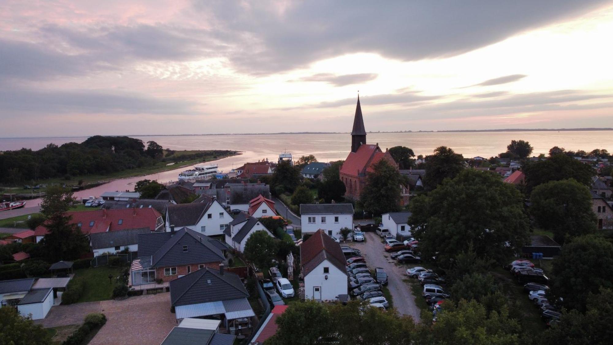 Ruegenferienhaus - Schaprode Hafen Exterior foto